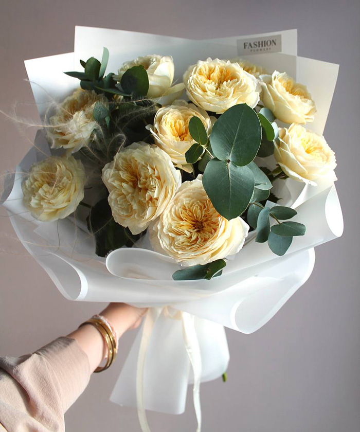 3 пионовидные кустовые розы Роял Парк в букете 