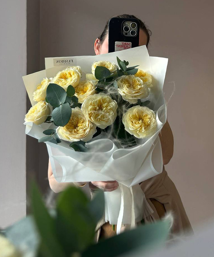 3 пионовидные кустовые розы Роял Парк в букете 