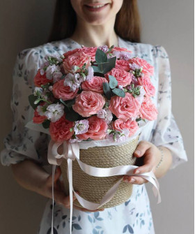 Розовые розы Музетт с маттиолой и эвкалиптом в джутовой корзине №4937