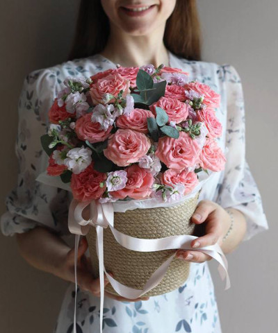 Розовые розы Музетт с маттиолой и эвкалиптом в джутовой корзине №4937