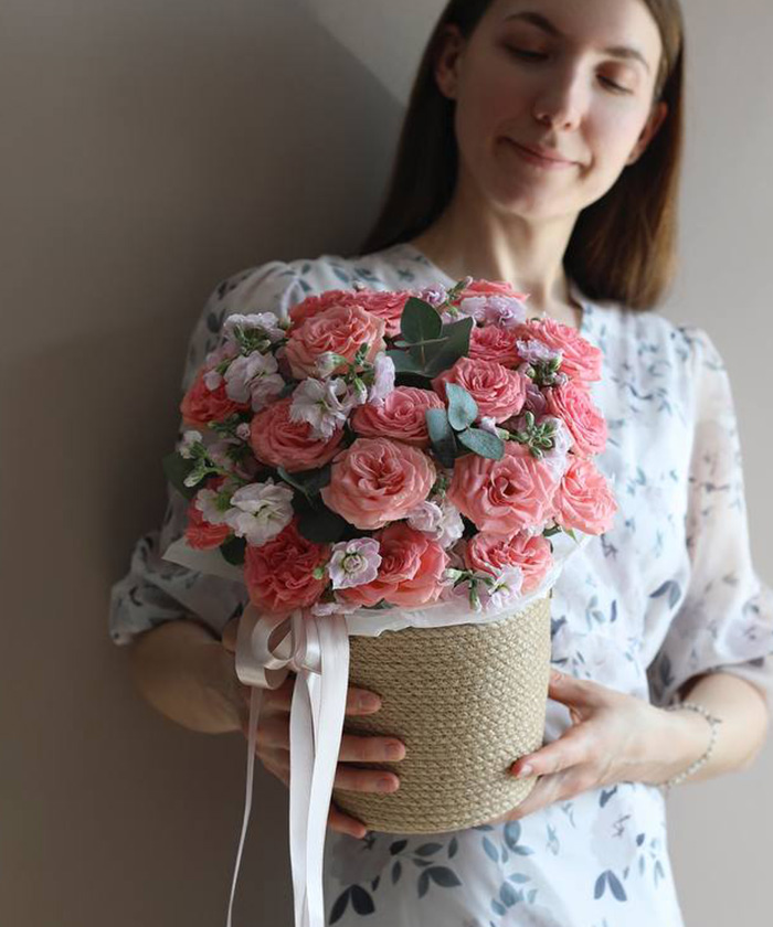 Розовые розы Музетт с маттиолой и эвкалиптом в джутовой корзине №4937