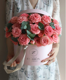 Розовые розы Бол Музетт с эвкалиптом в шляпной коробке №6371