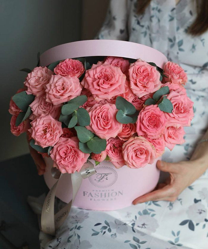 Розовые розы Бол Музетт с эвкалиптом в шляпной коробке №6371