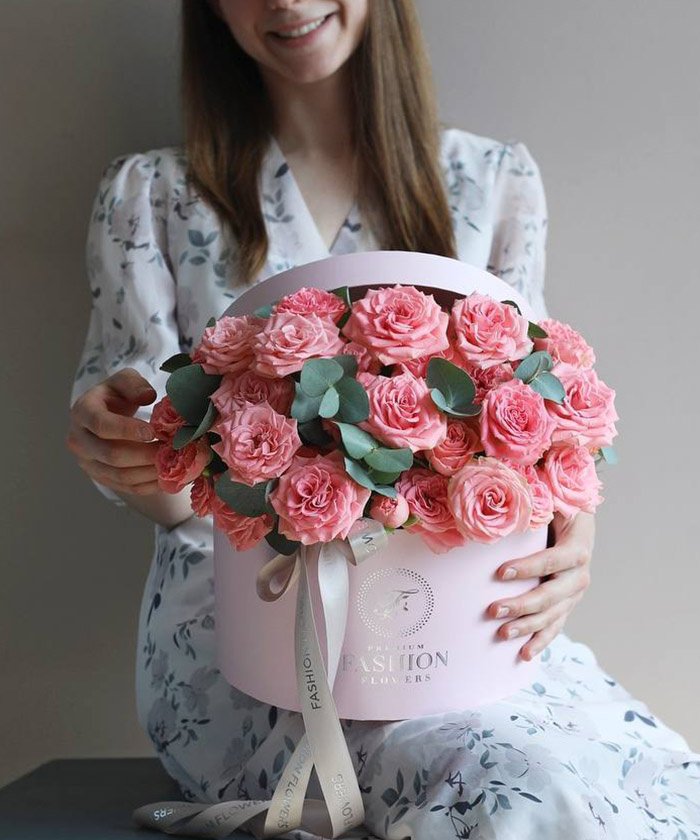 Розовые розы Бол Музетт с эвкалиптом в шляпной коробке №6371