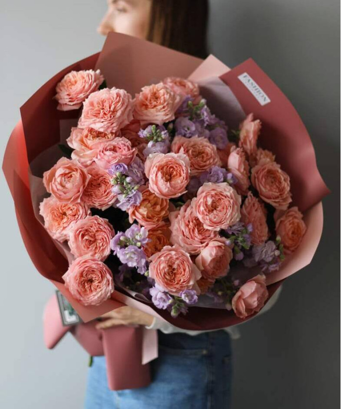 Пионовидная роза Джульетта и лавандовая маттиола в букете 