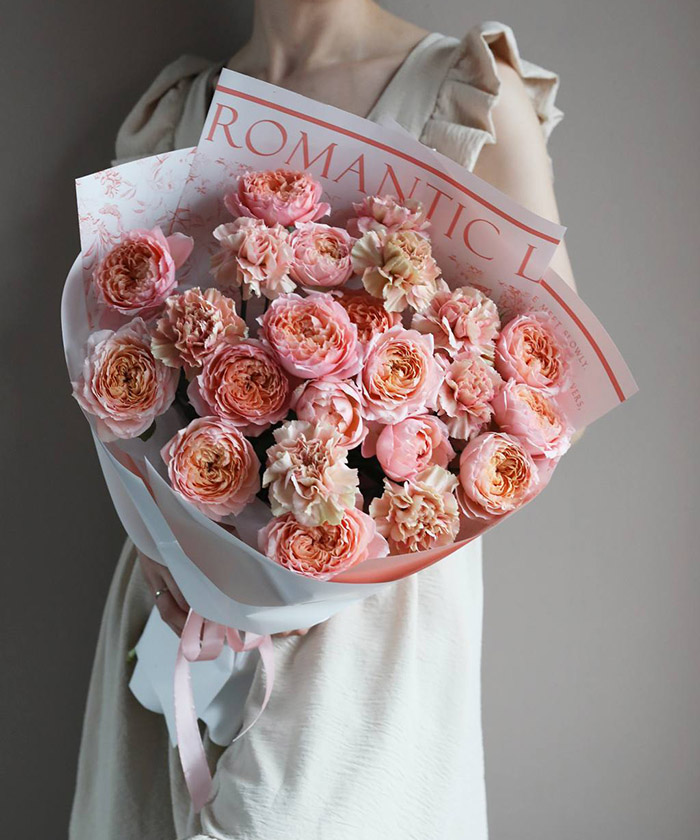 Пионовидные розы Джульетта и диантусы в букете 