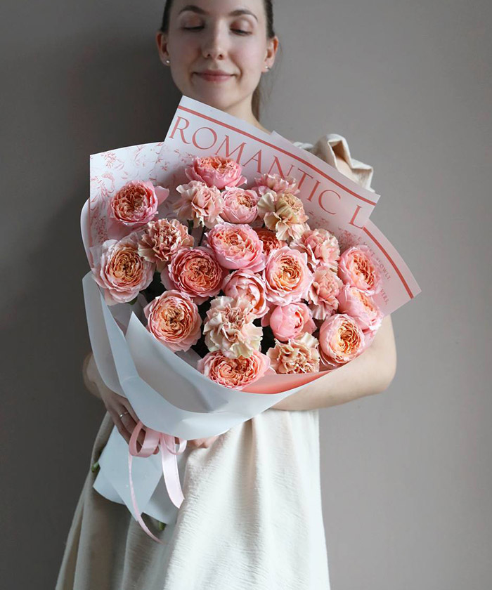 Пионовидные розы Джульетта и диантусы в букете 