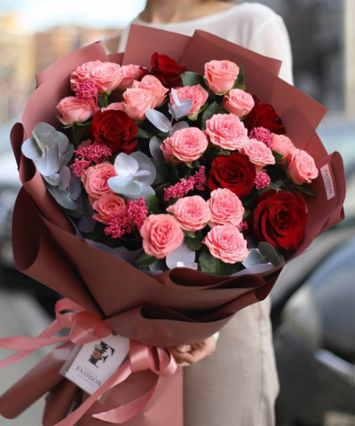 Красные и розовые розы в букете "Рэдс" №6987