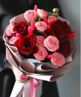 Красные и розовые розы в букете "Руби" №2684