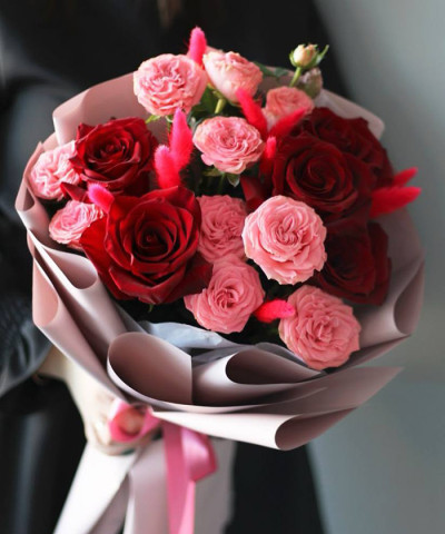 Красные и розовые розы в букете "Рубин" №2684
