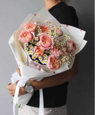 Пионовидные розы Джульетта и ромашки в букете "Амур" №7963