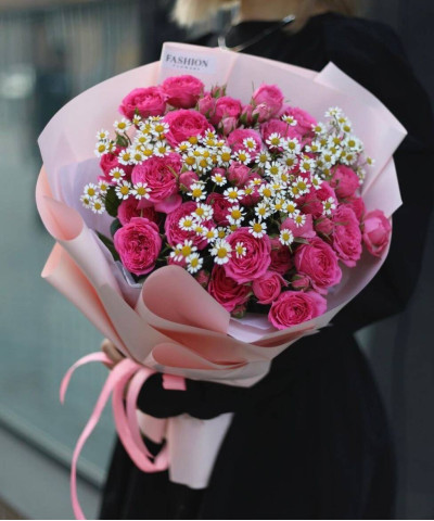 Ромашки и ярко-розовые розы в букете "Милена" №2814