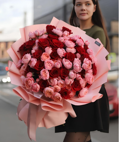 51 красная и кустовая пионовидная роза в букете "Я встретил тебя" №7481