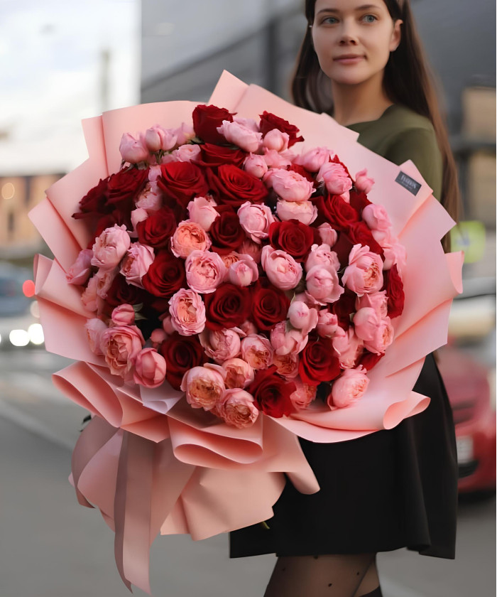 51 красная и кустовая пионовидная роза в букете 