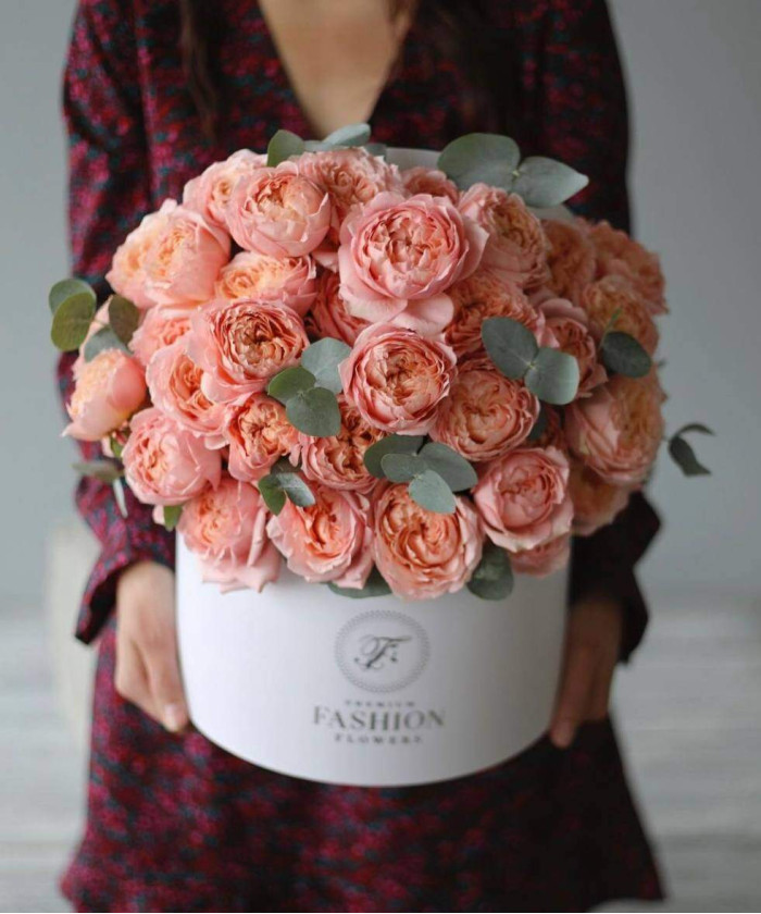 Пионовидные розы Джульетта с эвкалиптом в шляпной коробке №2710