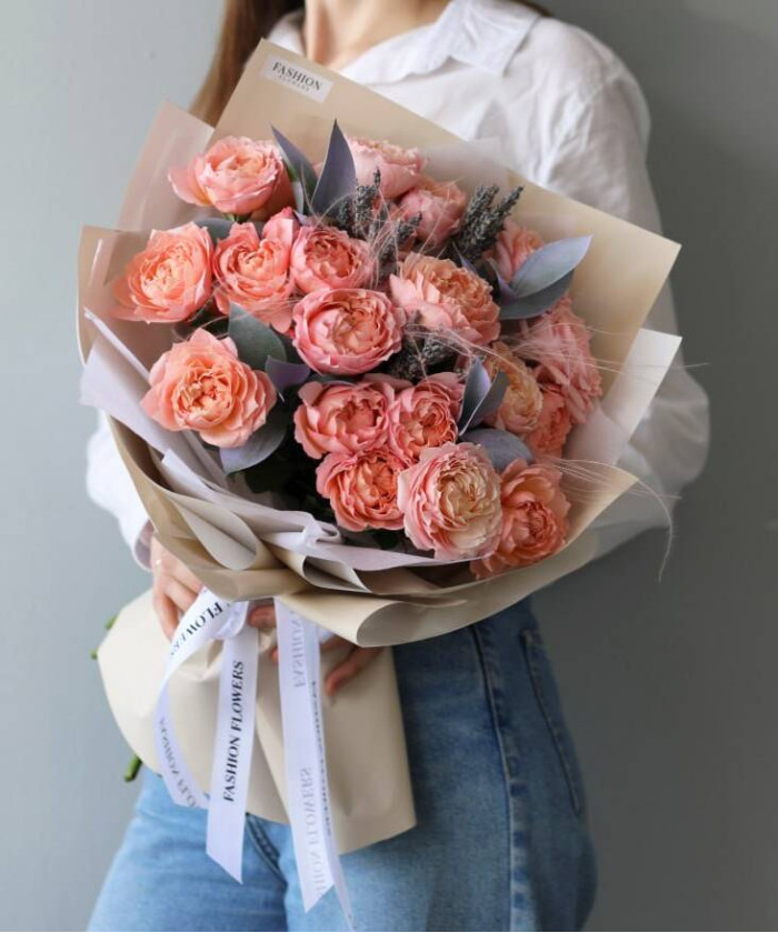 7 пионовидных роз Джульетта в букете 