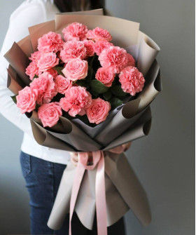 Розовые кустовые розы и диантусы в букете "Пинк глори" №8974