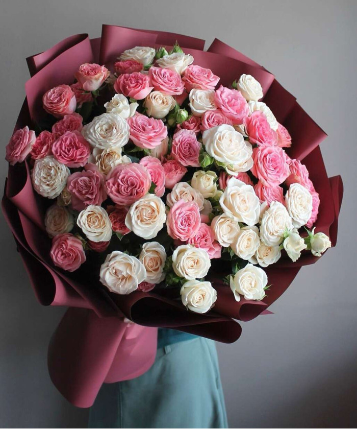 25 кремово-розовых кустовых роз в букете 