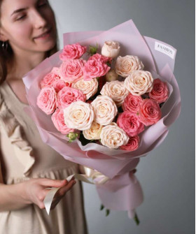 5 кремово-розовых кустовых роз в букете "Нежная роса" №7654