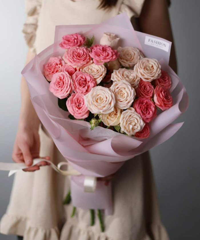 5 кремово-розовых кустовых роз в букете 