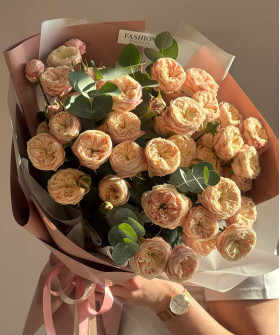 9 пионовидных кустовых роз Роял Блаш с эвкалиптом №8433