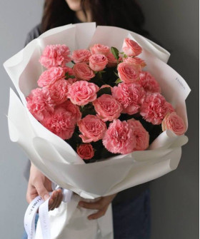 Розовые кустовые розы Музетт и диантусы в букете "Романс" №6547