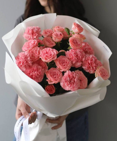 Розовые кустовые розы Музетт и диантусы в букете "Романс" №6547