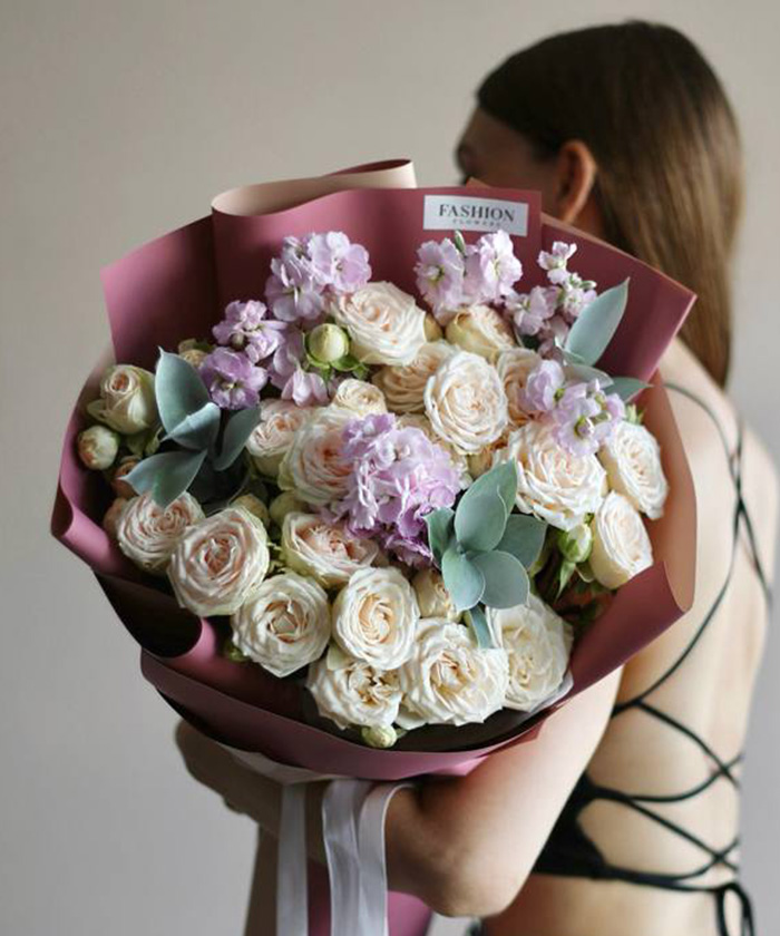 Сливочная кустовая роза Софи и лавандовая маттиола в букете №3597