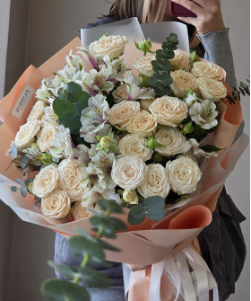 Кремовая кустовая роза Софи и белые альстромерии с эвкалиптом №6573