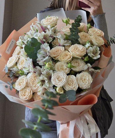 Кремовая кустовая роза Софи и белые альстромерии с эвкалиптом №6573