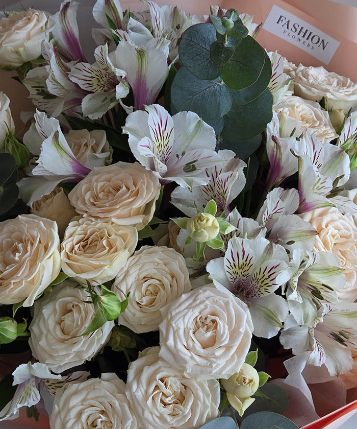 Кремовая кустовая роза Софи и белые альстромерии с эвкалиптом №6573