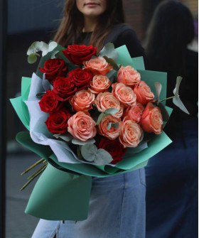 19 красных и персиковых роз с эвкалиптом №2234