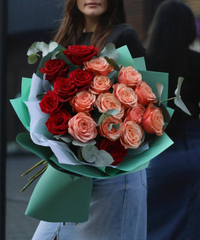 19 красных и персиковых роз с эвкалиптом №2234
