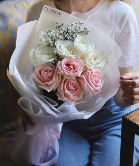 9 белых и розовых роз в букете "Розовый кварц" №3426