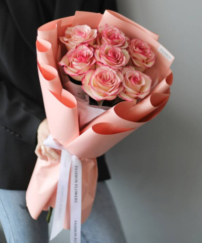 7 розовых двухцветных роз Палома №8749