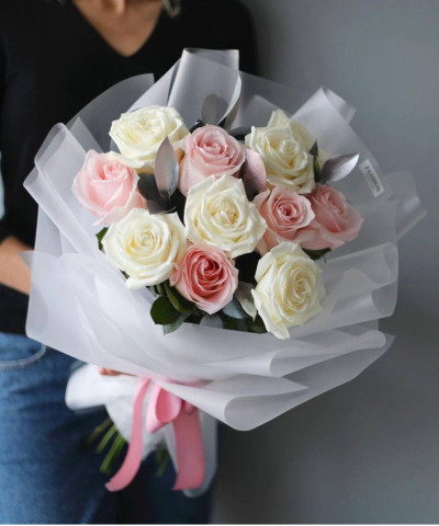 11 белых и розовых роз в букете "Брайт" №9087