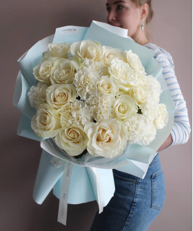 19 белых роз Мондиаль и белые диантусы №3149