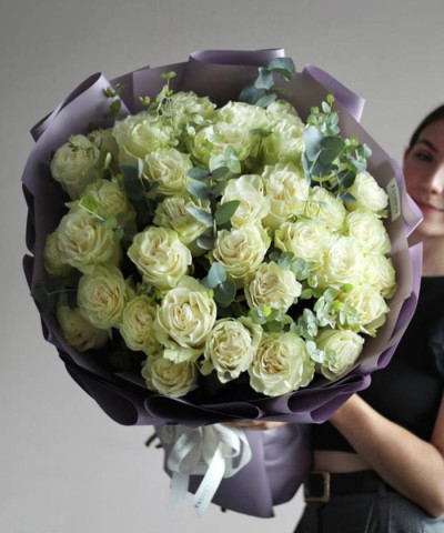 39 белых роз Мондиаль с эвкалиптом №5669