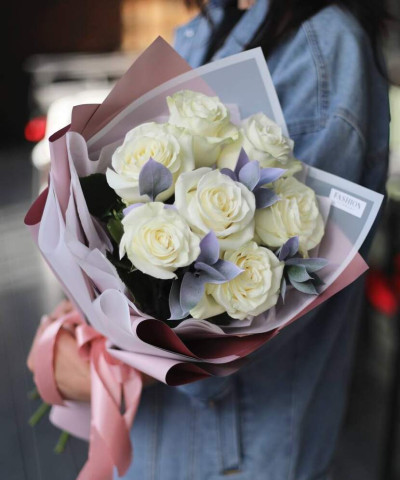 7 белых роз Мондиаль в букете "Мираж" №4733
