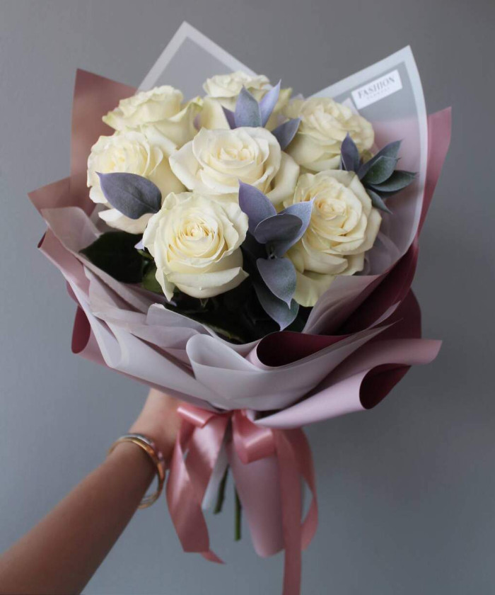 7 белых роз Мондиаль в букете 