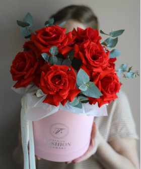 9 французских алых роз с эвкалиптом в шляпной коробке "Алый закат" №6753