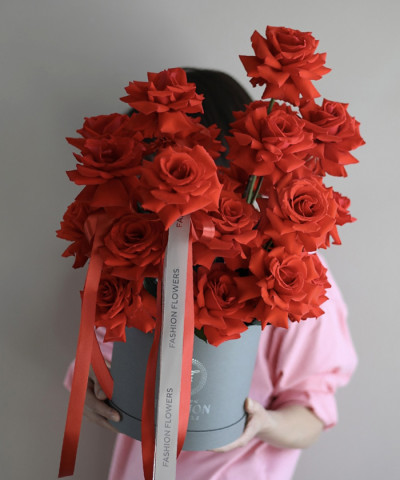 23 алые французские розы в шляпной коробке "Феллини" №6768