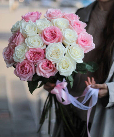 21 пионовидная роза Охара в букете "Драгоценная встреча" №3679