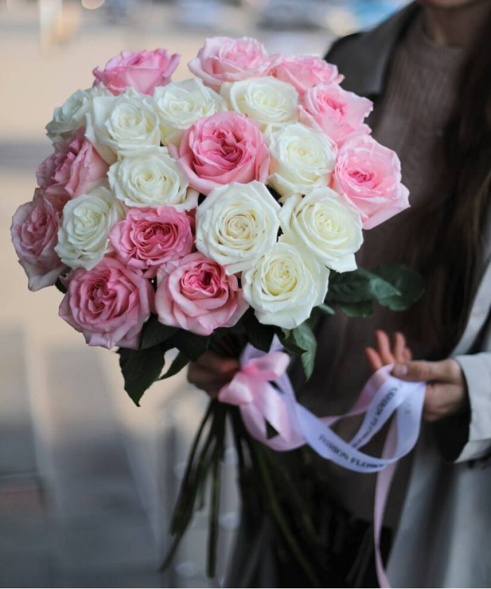 21 пионовидная роза Охара в букете 