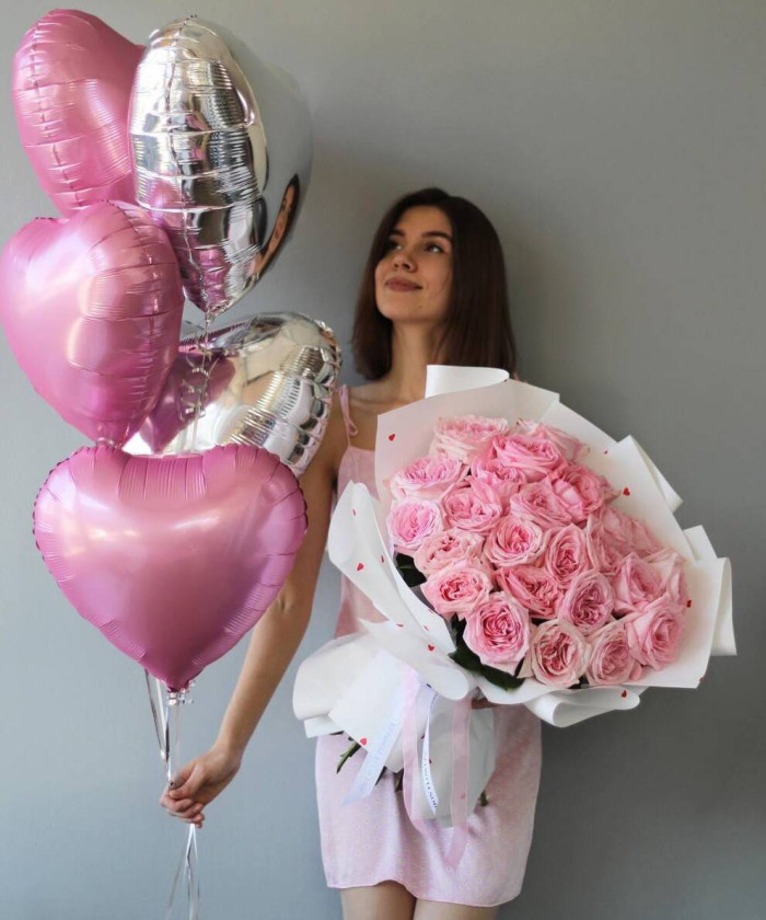 25 пионовидных розовых роз Пинк Охара и шары сердца в наборе 