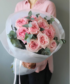 11 розовых пионовидных роз Пинк Охара с эвкалиптом №9314