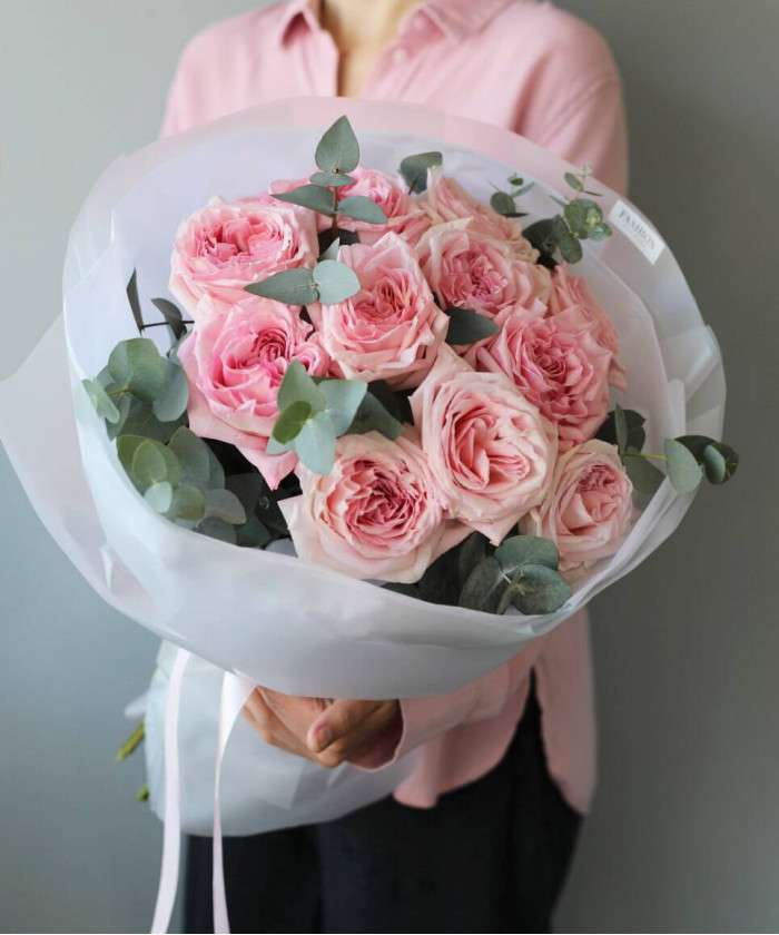 11 розовых пионовидных роз Пинк Охара с эвкалиптом №9314