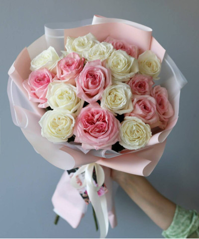 17 пионовидных бело-розовых роз в букете "Жемчужина" №6781