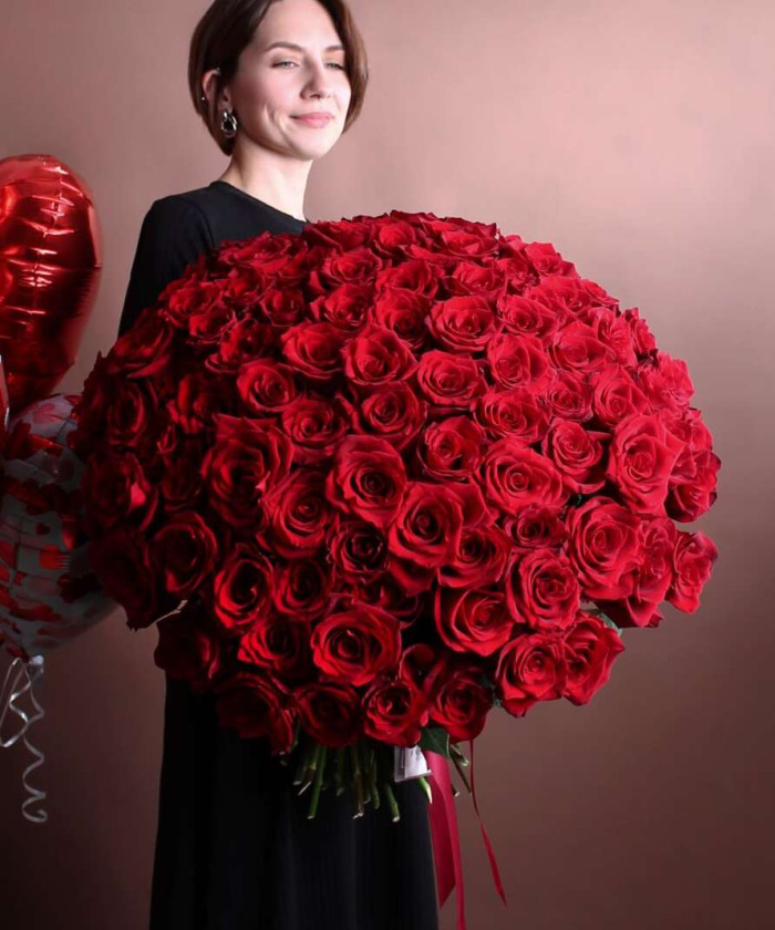 101 красная роза Эксплорер и охапка шаров-сердец в наборе 