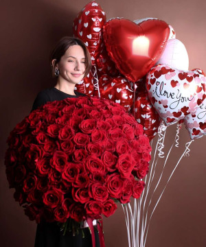 101 красная роза Эксплорер и охапка шаров-сердец в наборе "Это любовь!" №6747